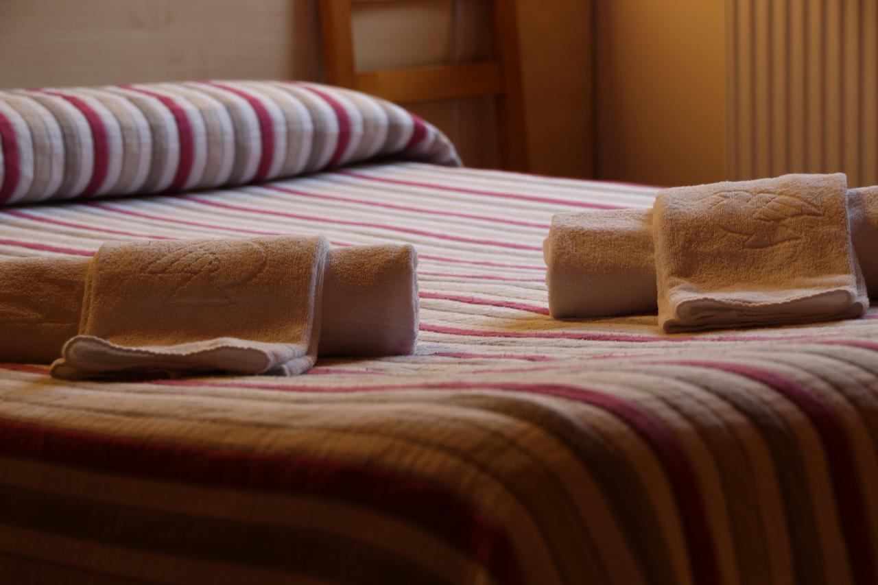 איסאבה Hostal Ezkaurre מראה חיצוני תמונה